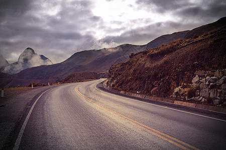 山上风景优美的道路旅行背景老式过滤器图片