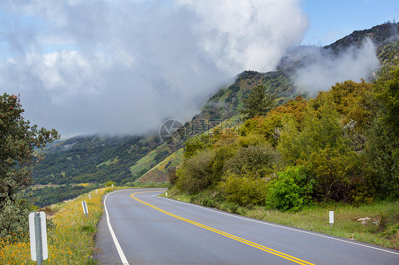 山上风景优美的道路旅行背景老式过滤器图片