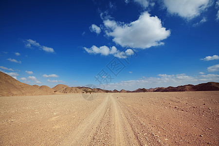 非洲的狩猎极端旅行干旱山区景观与灰尘公路外的汽车探险背景图片