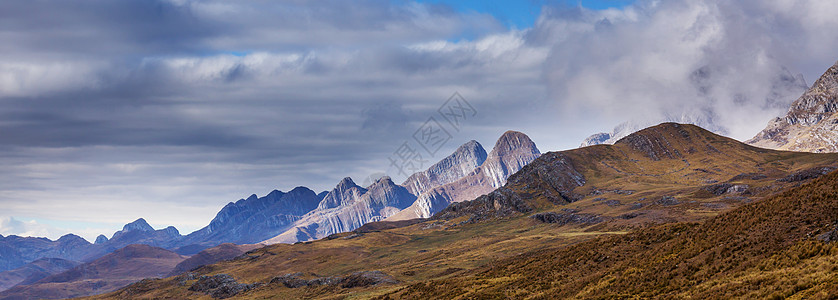 安第斯山脉雪山景观,靠近秘鲁华拉兹图片
