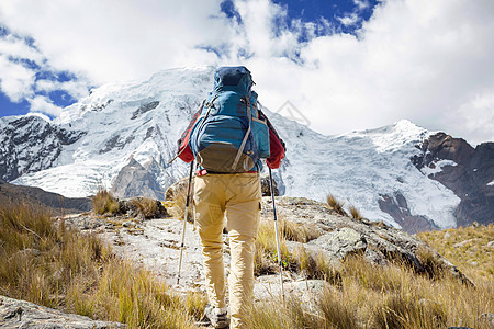 秘鲁科迪勒拉山的徒步旅行场景背景图片