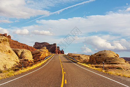 草原的道路图片