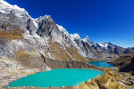 秘鲁CordilleraHuayhuash的三个泻湖图片