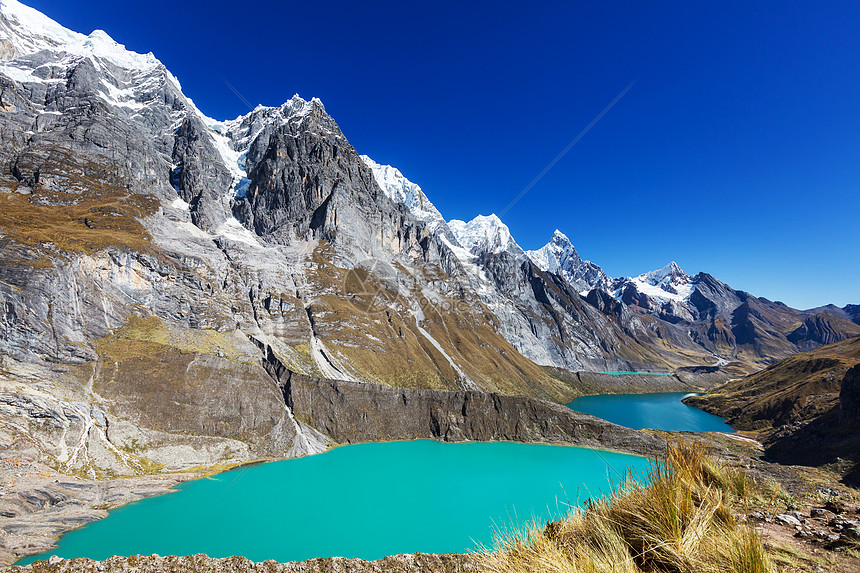 秘鲁CordilleraHuayhuash的三个泻湖图片