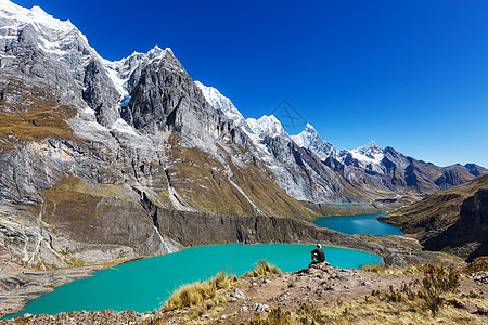 秘鲁CordilleraHuayhuash的三个泻湖图片