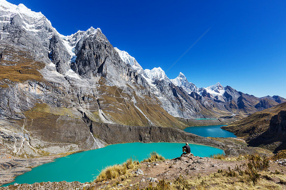 秘鲁CordilleraHuayhuash的三个泻湖图片