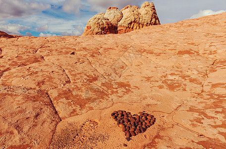 美丽的砂岩山上堆放着心形的石头情人节图片