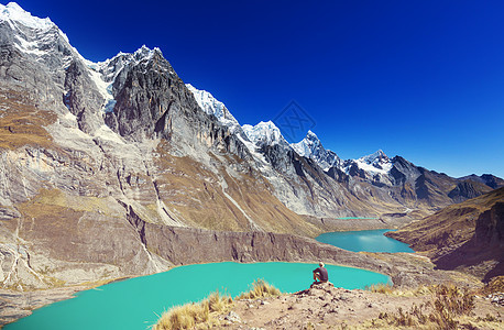 秘鲁CordilleraHuayhuash的三个泻湖图片