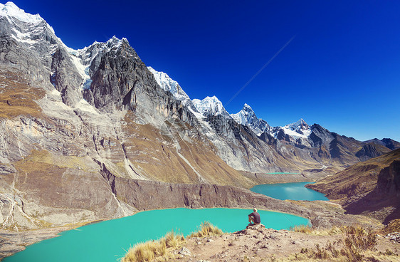 秘鲁CordilleraHuayhuash的三个泻湖图片