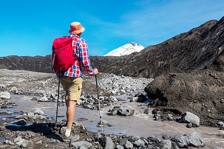 南美洲智利火山地区阿拉ucania徒步旅行的人图片