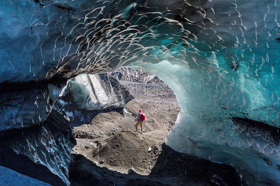 南美洲智利火山地区阿拉ucania徒步旅行的人图片