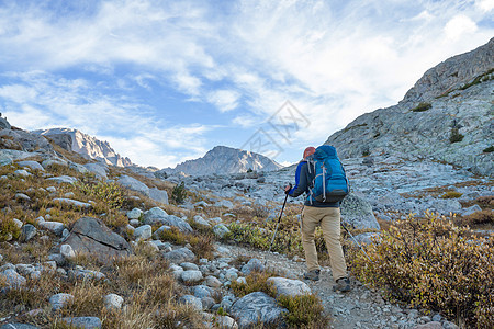 美丽的高山上背包客图片