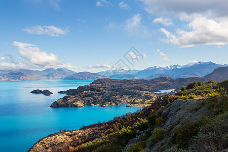 海边风景智利南部巴塔哥尼亚砾石路上美丽的山脉景观背景