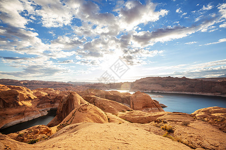 寻常的自然背景反射峡谷波威尔湖,犹他州,美国鼓舞人心的徒步旅行场景人们休息美丽的日落点图片
