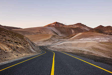 山上风景优美的道路旅行背景老式过滤器图片