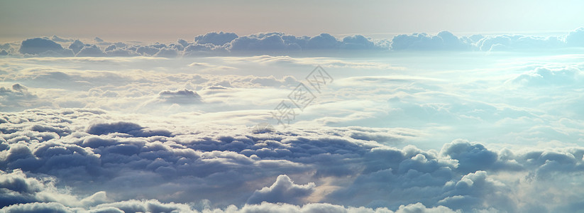 山中云层上方的美丽景色图片