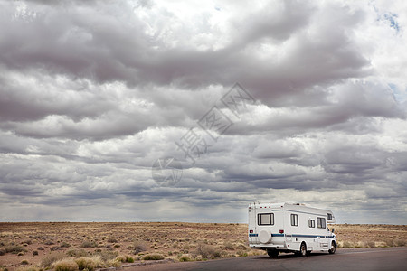 美国犹他州的美国草原上乘汽车回家旅行图片