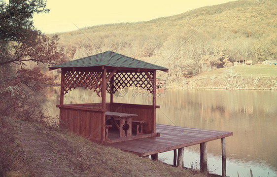湖上的木制露台图片