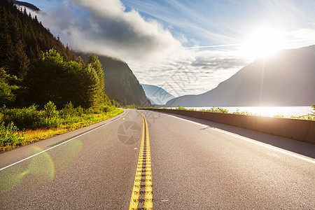 山上风景优美的道路旅行背景老式过滤器图片