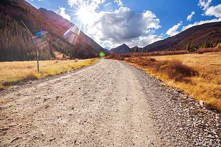 山上风景优美的道路旅行背景老式过滤器图片