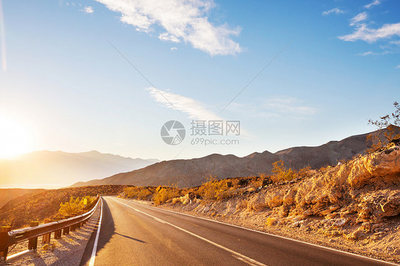 草原的道路图片