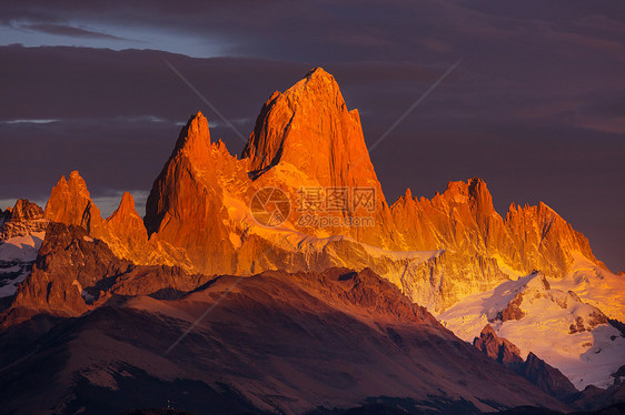 著名的塞罗菲茨罗伊阿根廷巴塔哥尼亚最美丽的岩石峰之图片