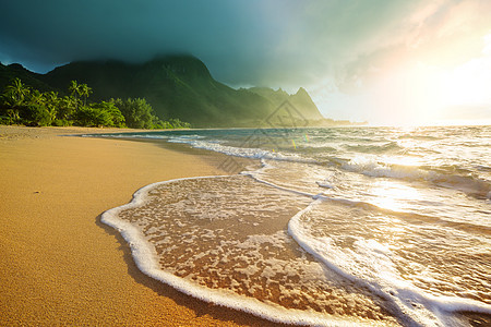 美丽的场景隧道海滩上的考艾岛,夏威夷,美国图片