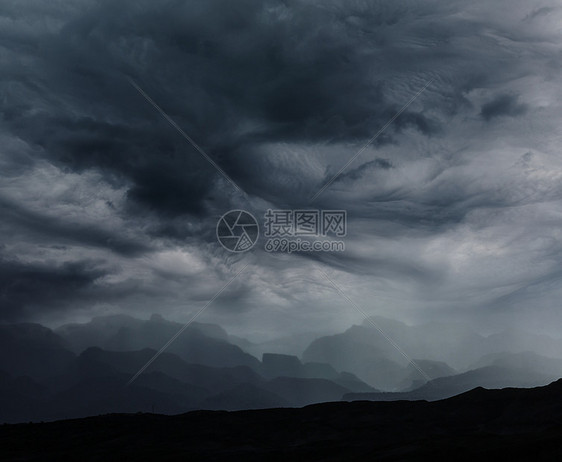 山中的夏雨戏剧的云山的轮廓图片