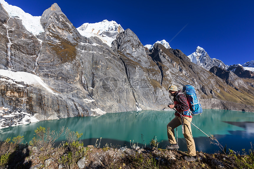 秘鲁科迪勒拉山的徒步旅行场景图片