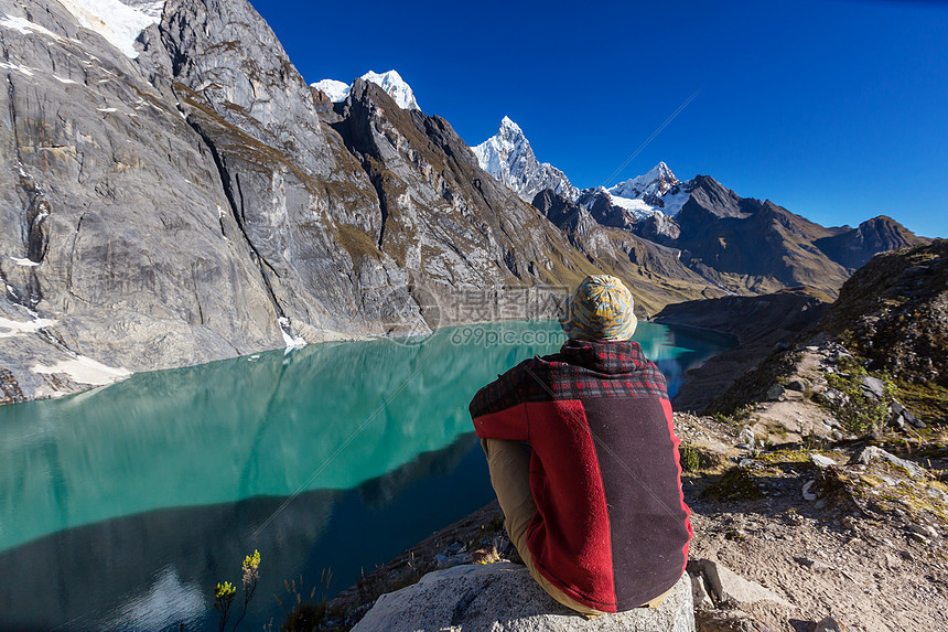 秘鲁科迪勒拉山的徒步旅行场景图片