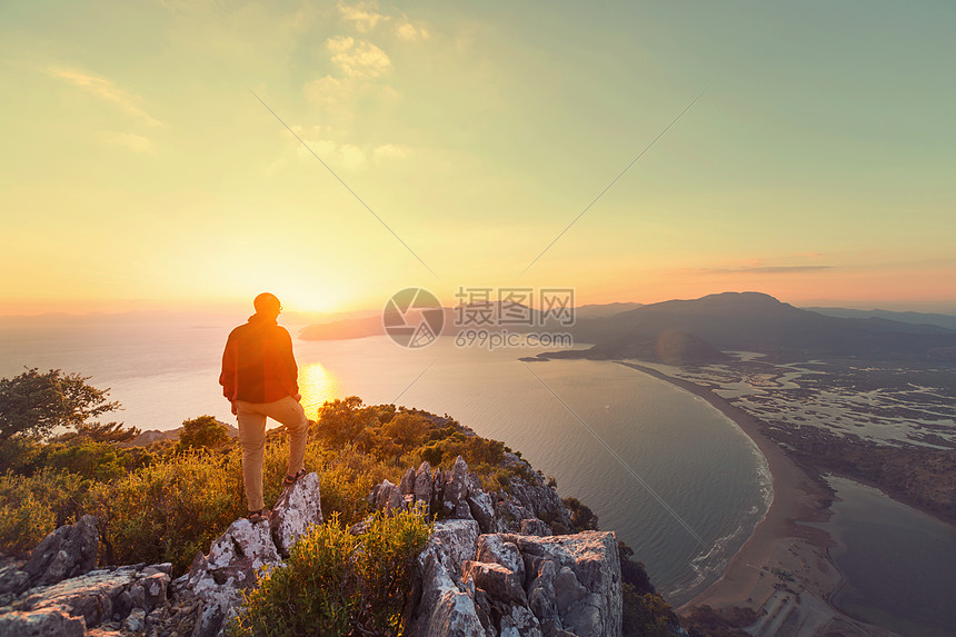 人山崖上徒步旅行现场图片