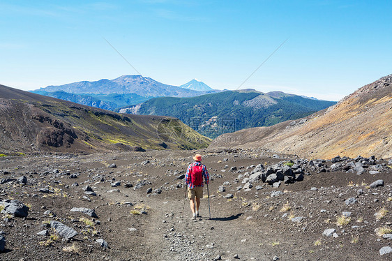 南美洲智利火山地区阿拉ucania徒步旅行的人图片