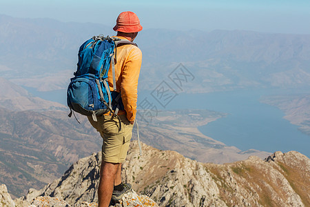 背包客夏天的山上徒步旅行图片