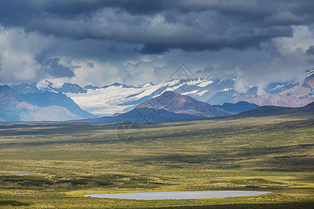 夏天阿拉斯加风景如画的山脉积雪覆盖的地块,冰川岩石峰图片