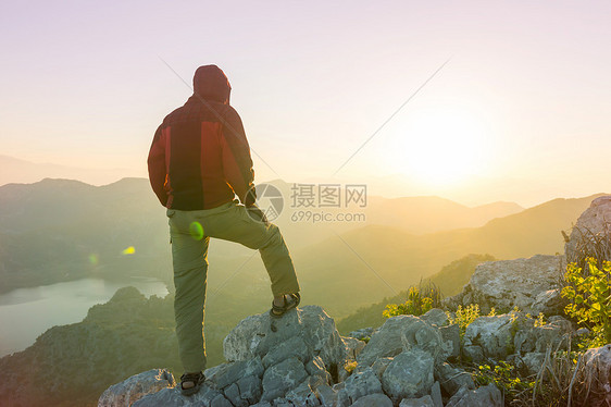 人山崖上徒步旅行现场图片