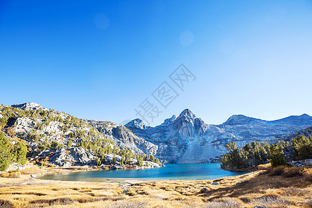 春天山上美丽的自然景色内华达山脉景观图片