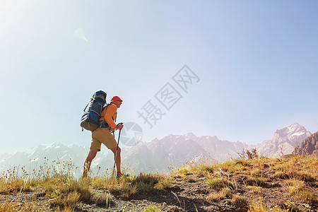 夏天山上的背包客图片