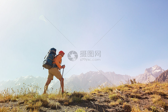 夏天山上的背包客图片