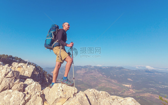 夏天山上的背包客图片