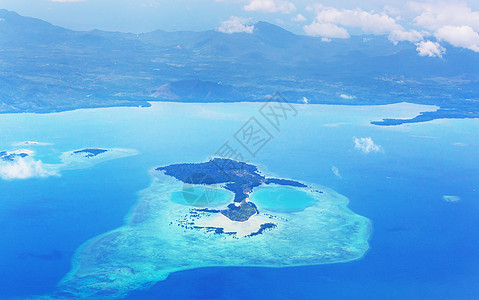 热带岛屿飞行的飞机上俯瞰上面看风景高清图片