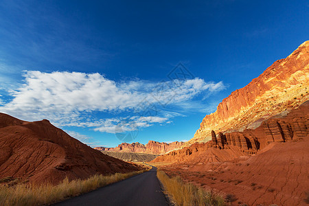 山上风景优美的道路旅行背景图片