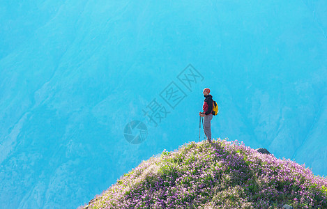 加大山区徒步旅行的人徒步旅行北美最受欢迎的娱乐活动有很多风景如画的小径图片