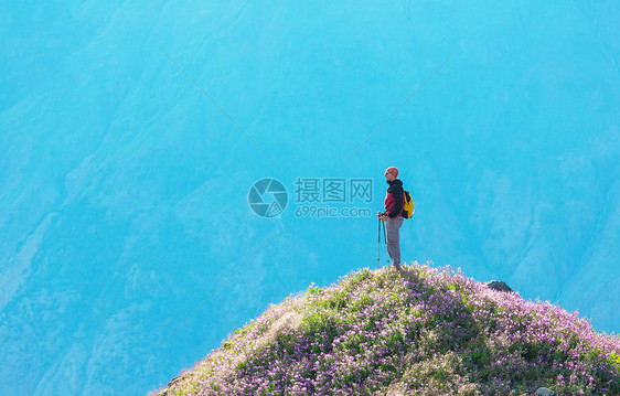 加大山区徒步旅行的人徒步旅行北美最受欢迎的娱乐活动有很多风景如画的小径图片