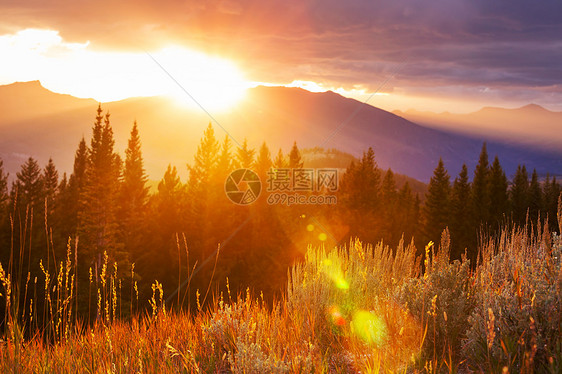 风景优美的日落山上秋天的季节图片