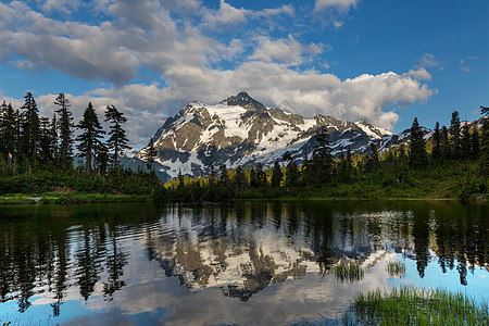 风景图片湖与山树山倒影华盛顿,美国背景图片