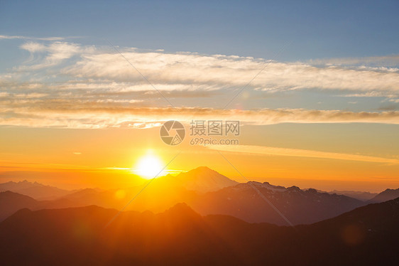 风景优美的日落山上秋天的季节图片