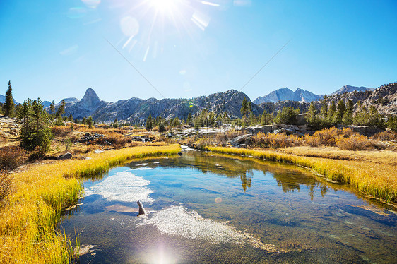 内华达山脉的风景秋天的树叶景观加州,美国图片