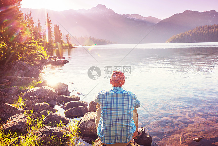 ‘~平静的景色加大的山湖旁边,岩石平静的水中反射  ~’ 的图片