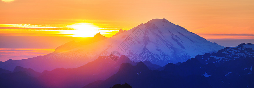 美丽的山峰日出日落图片