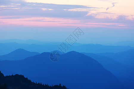 美丽的自然背景日落时的山影图片